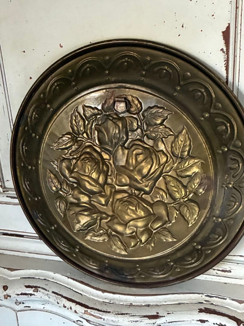 イギリス　アンティーク　真鍮　飾り皿　ビクトリアン　薔薇柄　バラ　100年