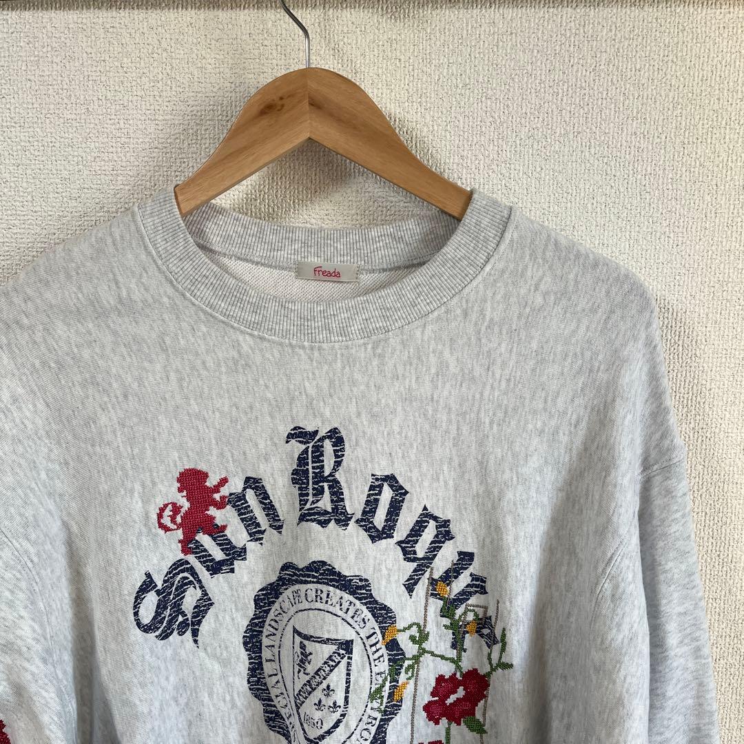 【美品】Freada フリーダ クロスステッチ刺繍 カレッジスウェット フリー