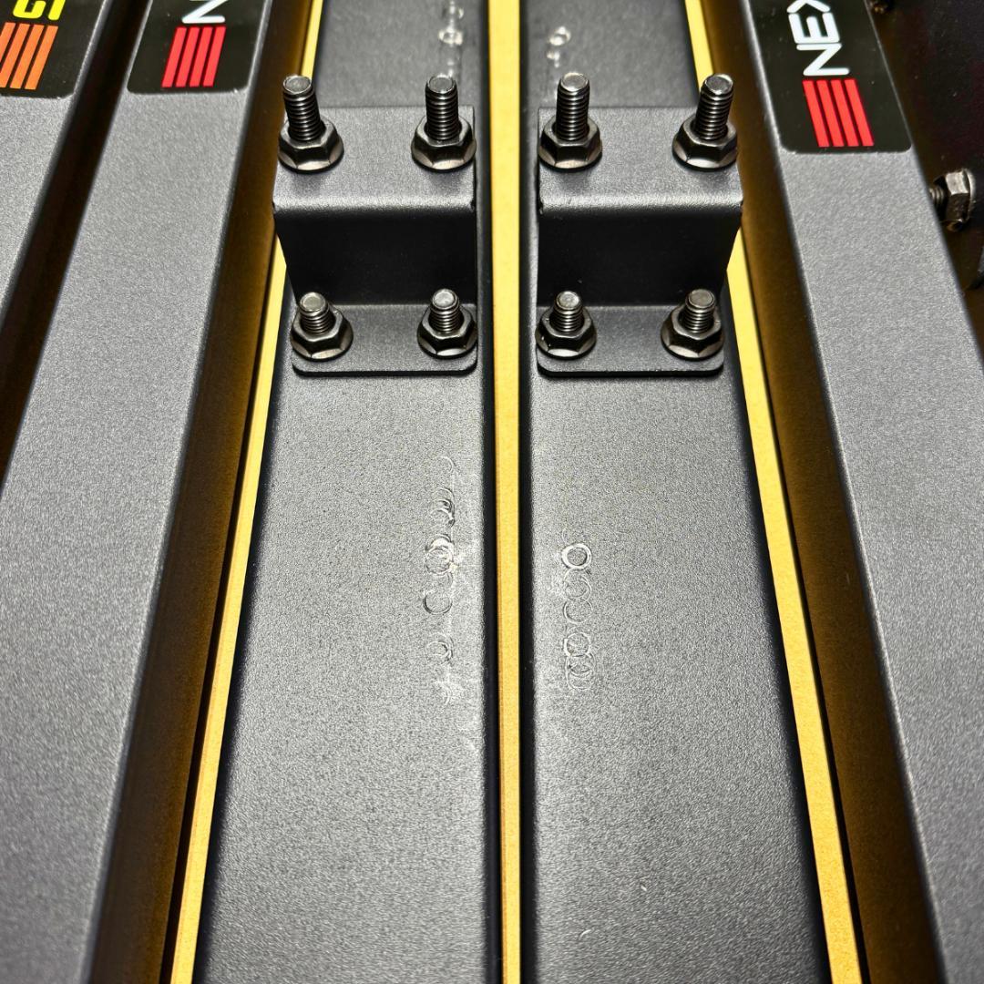 Next Level Racing トリプルモニタースタンド