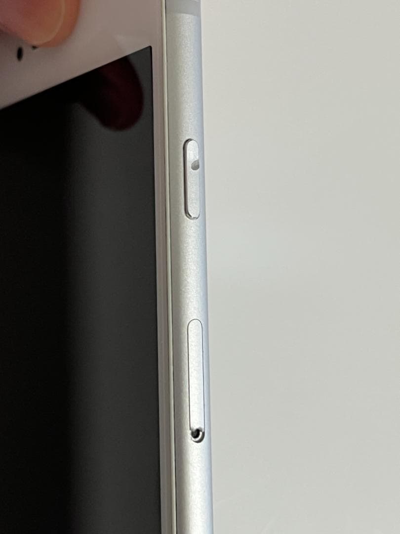 iPhone 8 64GB SIMフリー 動作確認済み（SIM部分に破損あり）