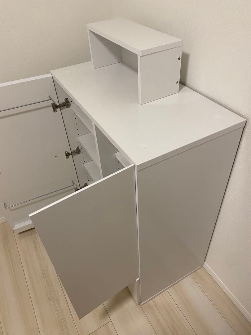 ホワイト収納家具 棚付き 本収納