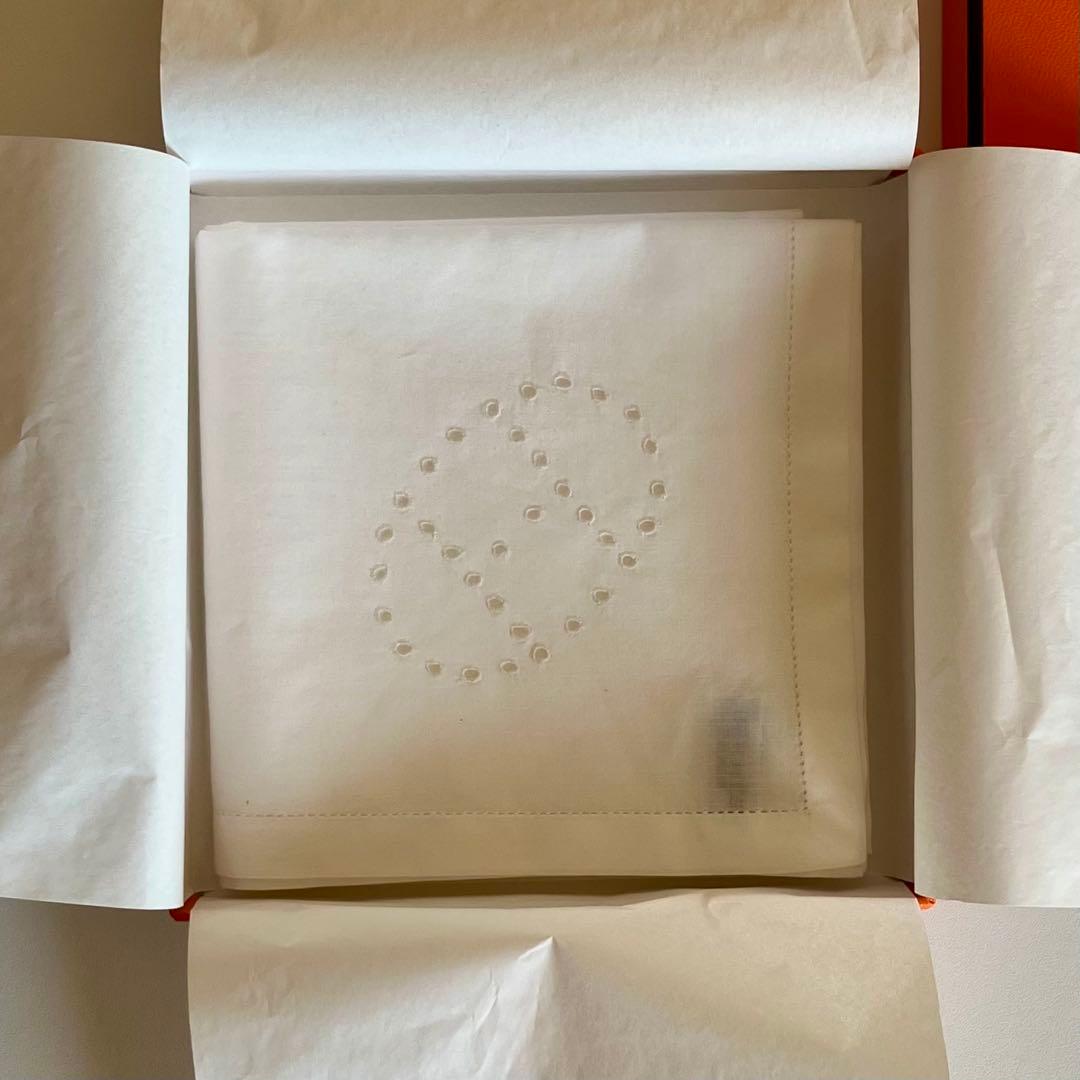 【新品】【HERMES】エルメス H透かし模様 ハンカチ 白｜箱・リボン・袋付