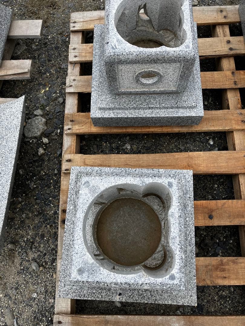 【角形石灯籠 一対 高さ122cm）引き取り限定／分解済・バラ積み可 発送元茨城