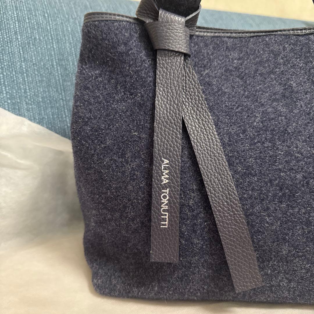 【新品・未使用】マドモアゼルノンノン　イタリア製秋冬ツーウェイバッグ　ネイビー