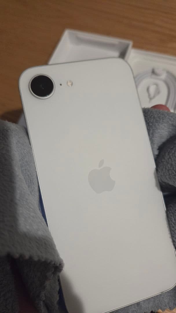 Apple iPhone 16e ホワイト 本体　128GB