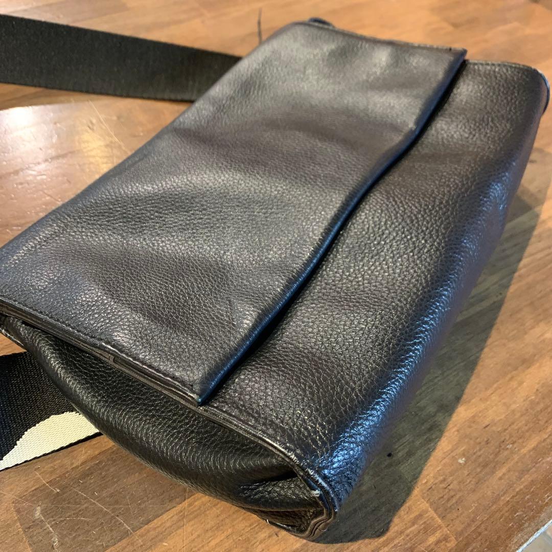 イアハピヨネ　ワイドテープショルダーバッグ