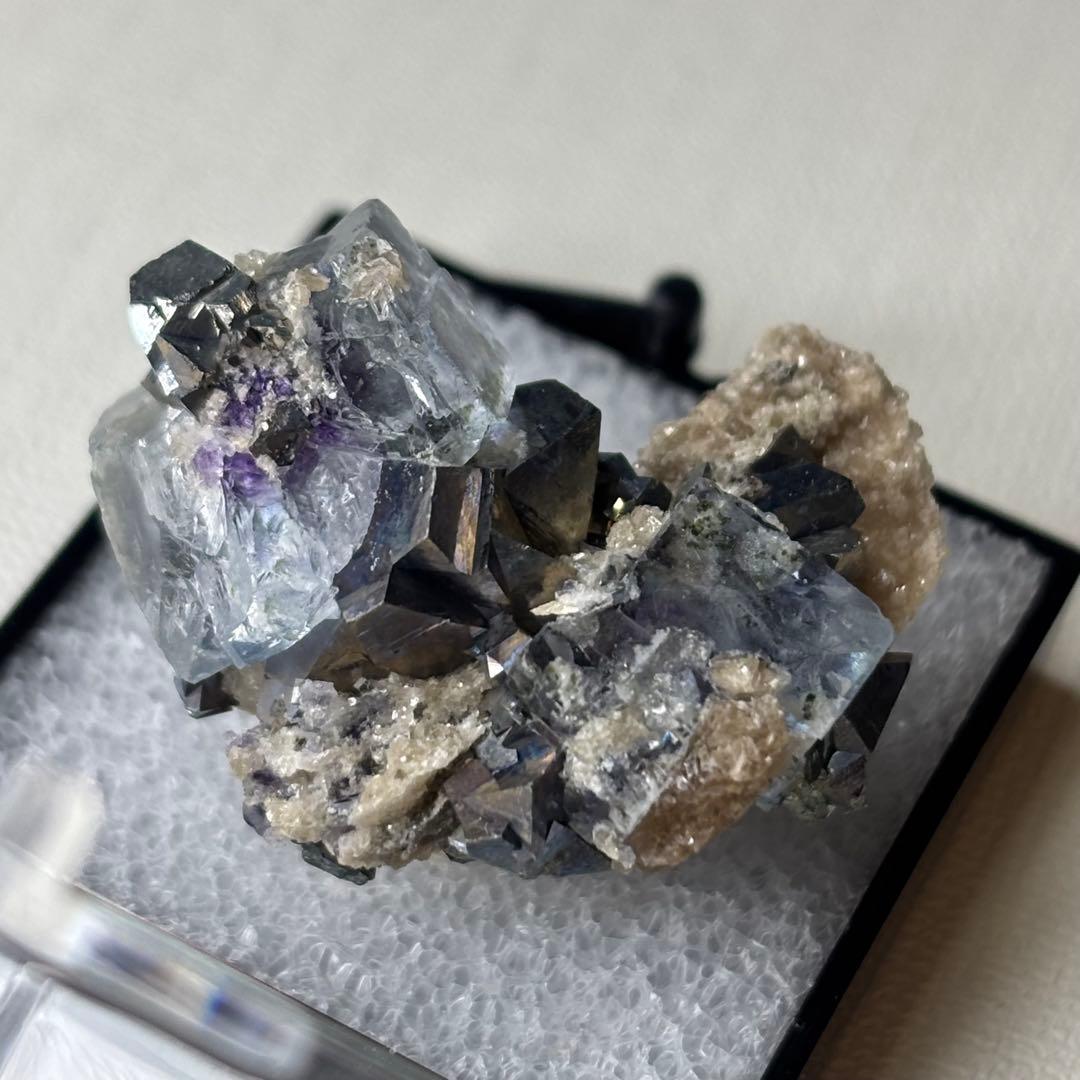 ヤオガンシャン産 フローライト パイライト共生 鉱物標本