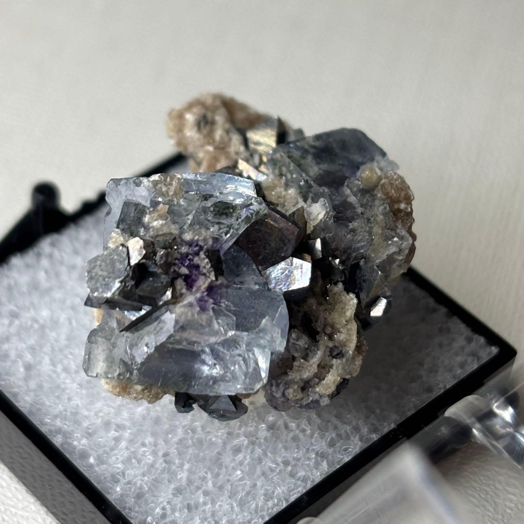 ヤオガンシャン産 フローライト パイライト共生 鉱物標本