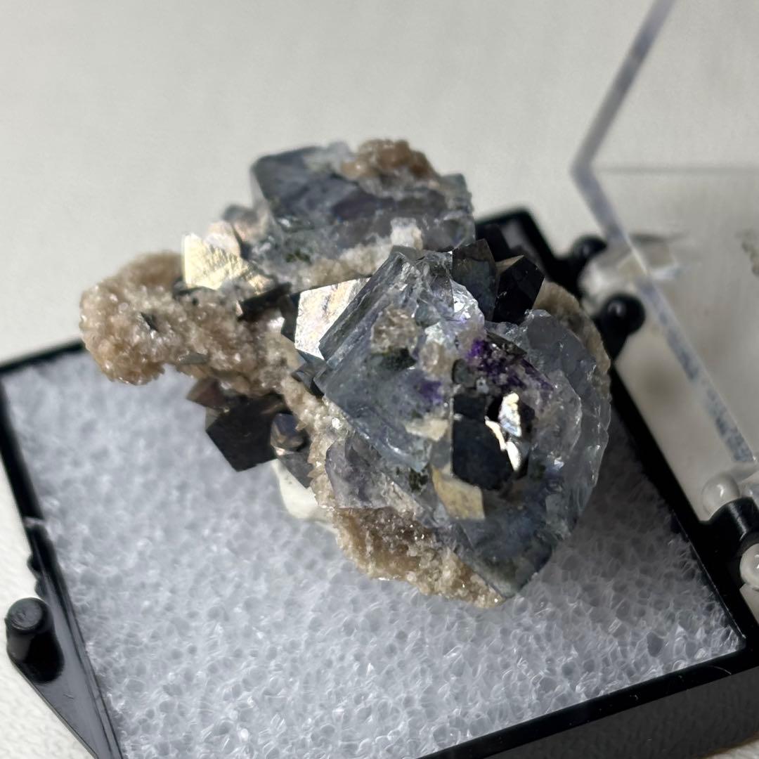 ヤオガンシャン産 フローライト パイライト共生 鉱物標本