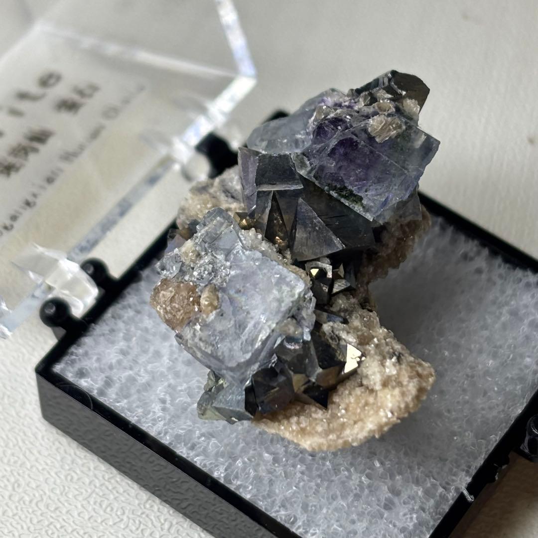 ヤオガンシャン産 フローライト パイライト共生 鉱物標本