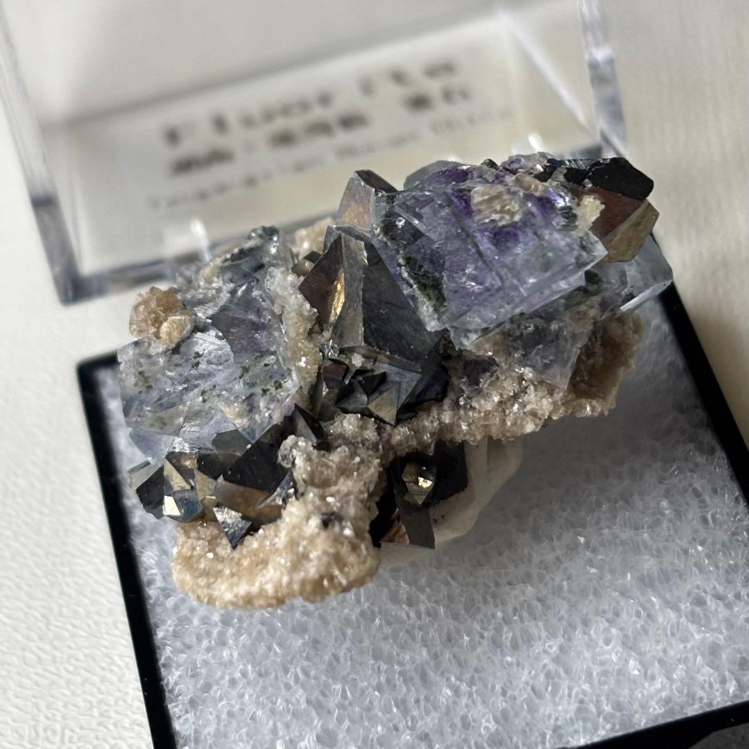 ヤオガンシャン産 フローライト パイライト共生 鉱物標本