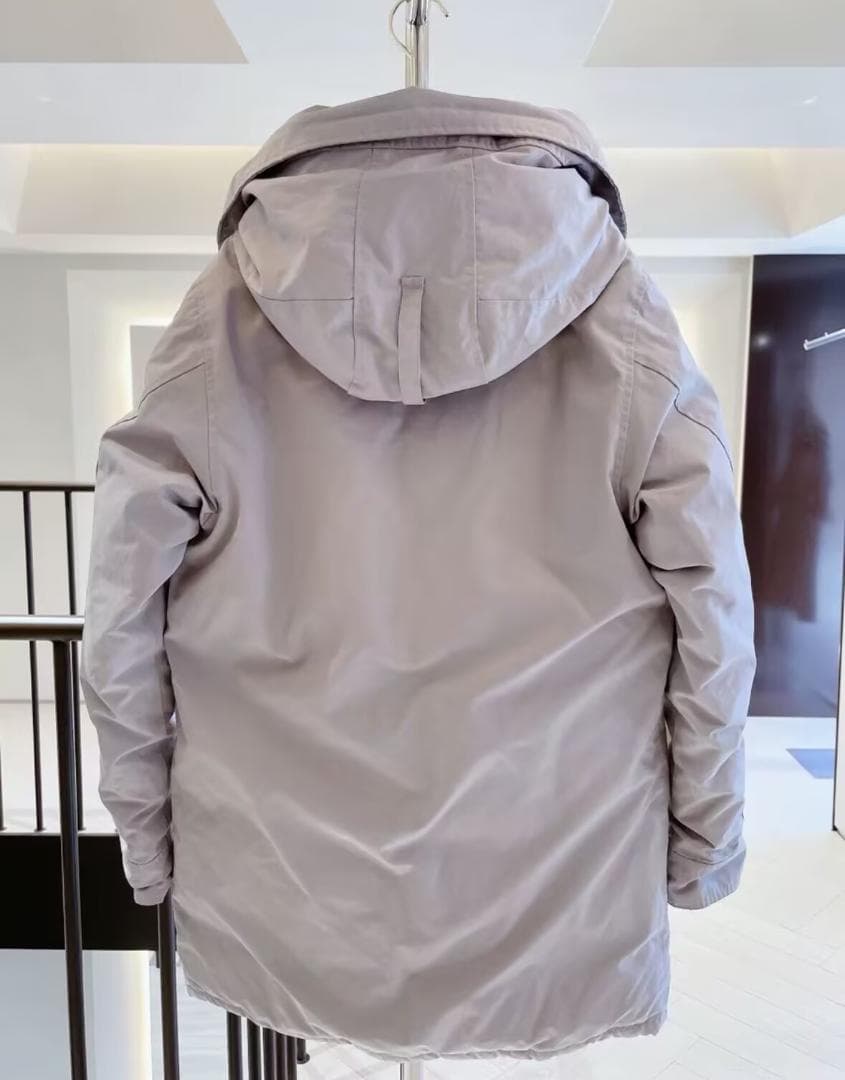 美品の中古品です フード付きダウンジャケット