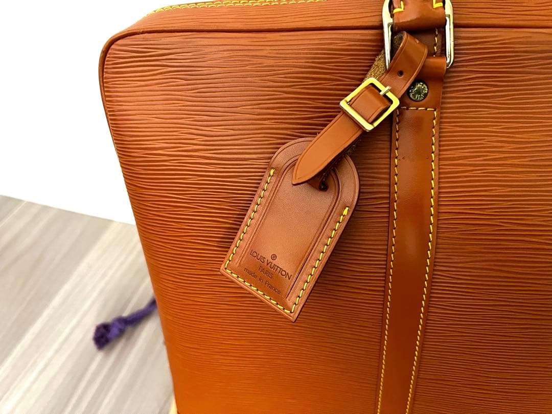 美品 LV ルイ ヴィトン エピ ポルトドキュマン ヴォワヤージュ