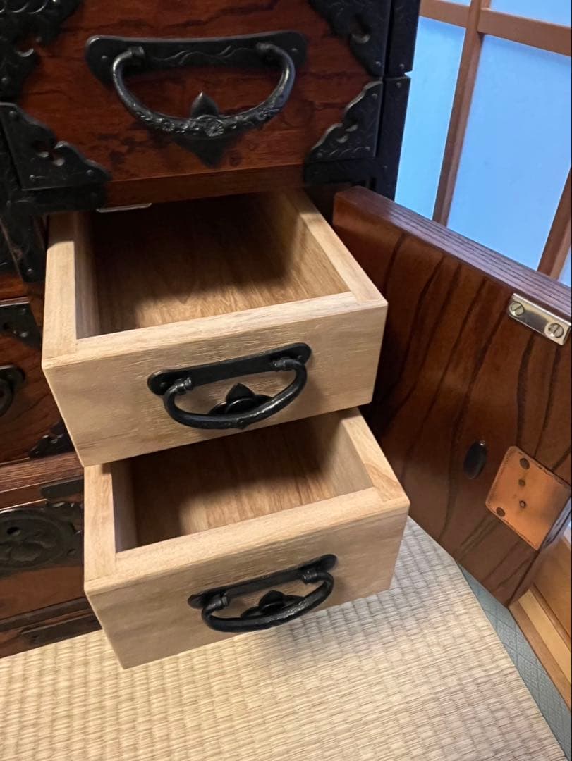 岩谷堂　伝統的な日本の木製タンス