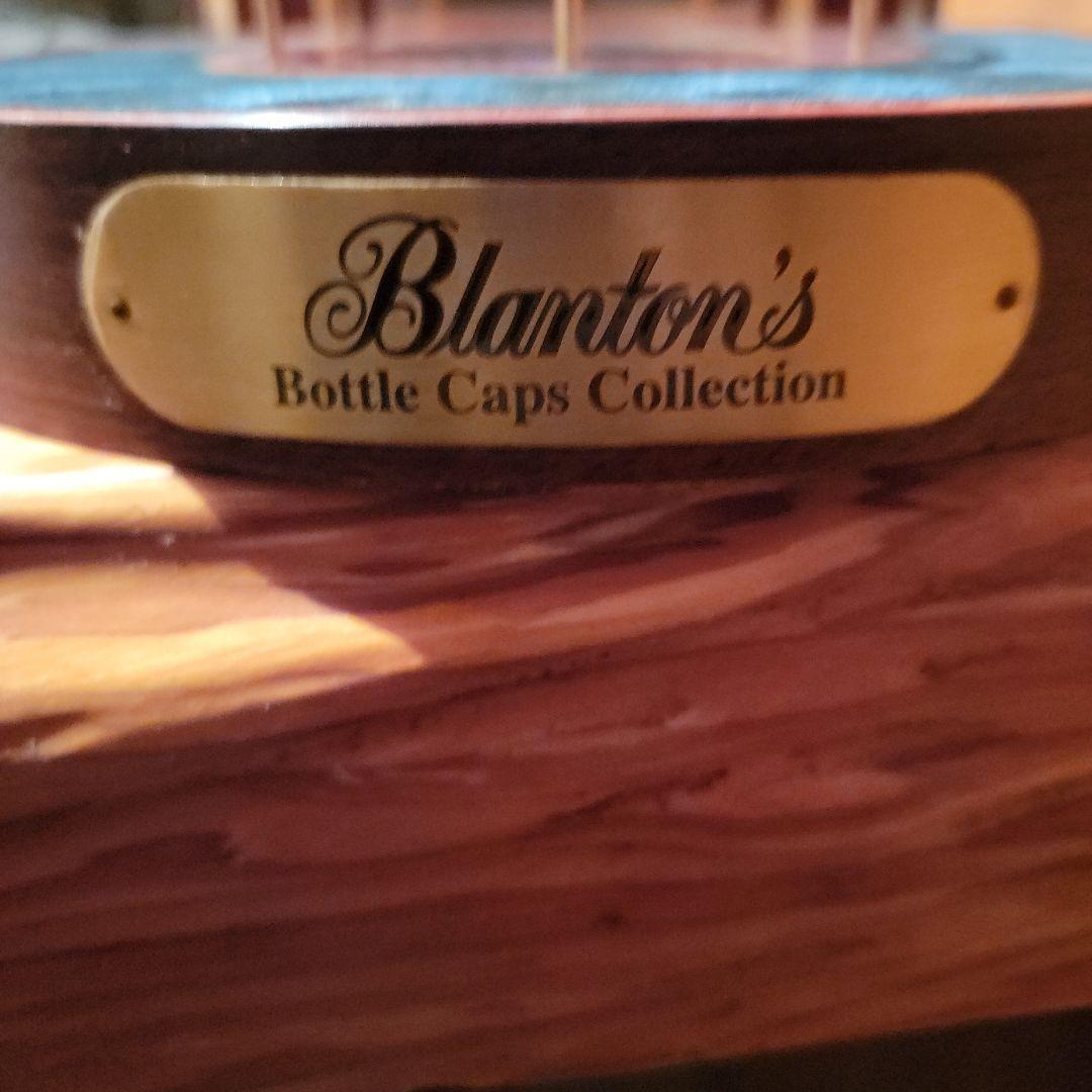 Blanton's ボトルキャップコレクション台座　背面付き