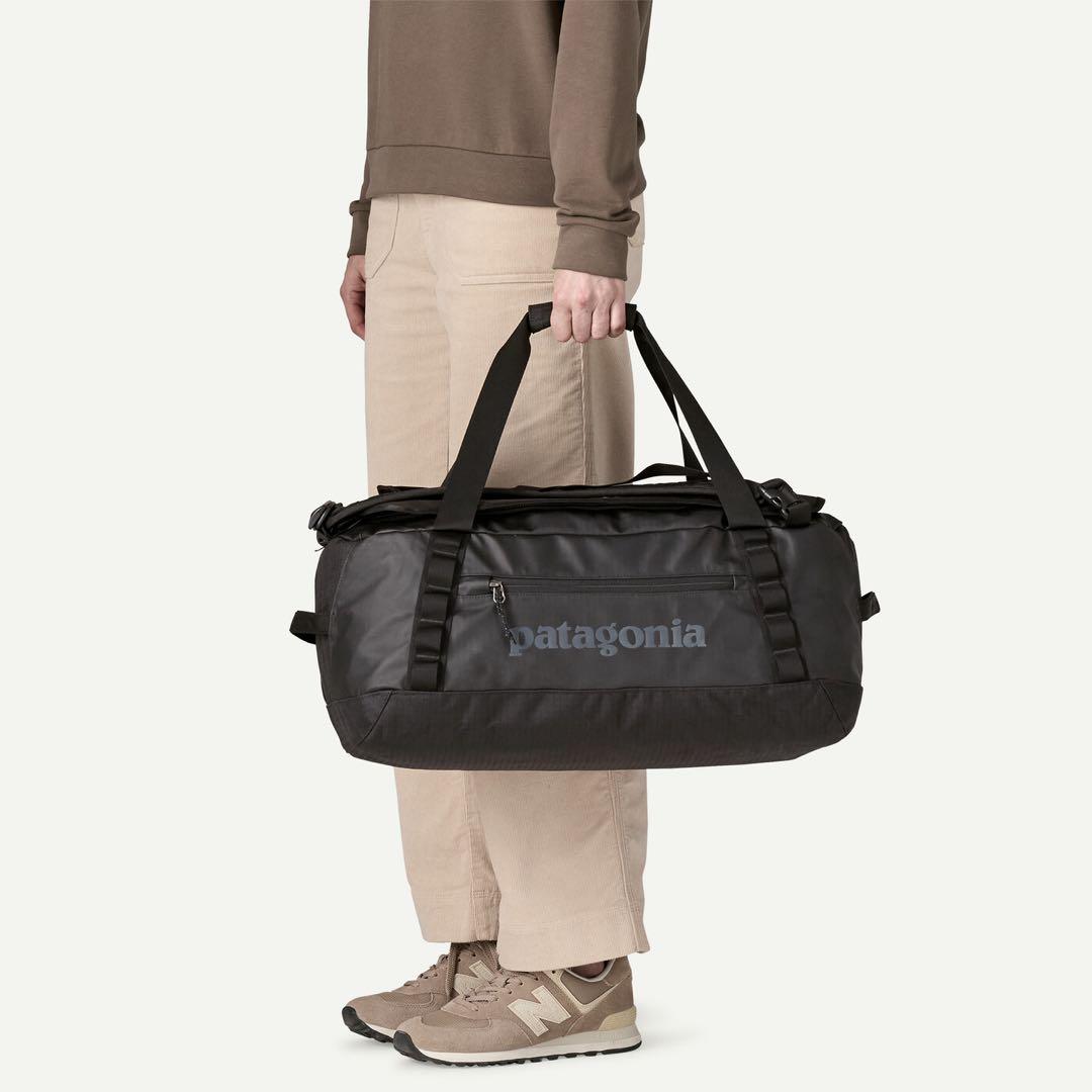 新品未使用タグ付　patagonia ブラックホールダッフル40リットル