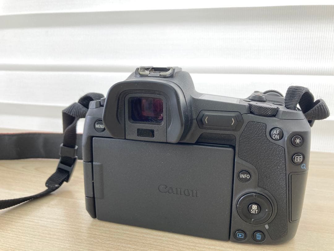 Canon EOS R ミラーレスカメラ 本体とバッテリーチャージャー