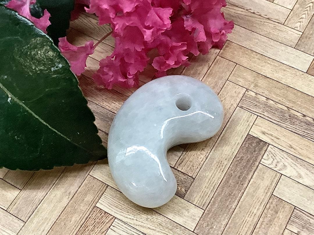 ✳買って損無し‼️氷肌アイスジェイド糸魚川翡翠　本物硬玉勾玉　守護石お守り鑑別書付