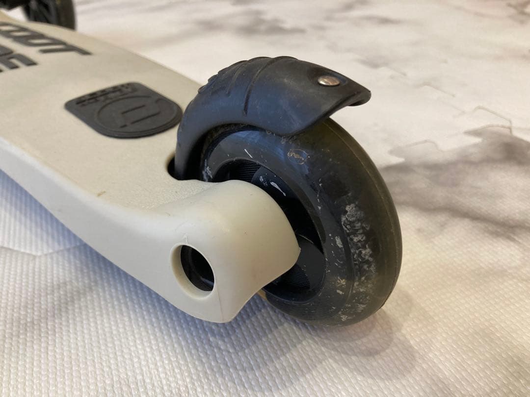 ハイウェイキック3LEDアッシュ　キックボードキッズスクーター足けり子供の乗り物