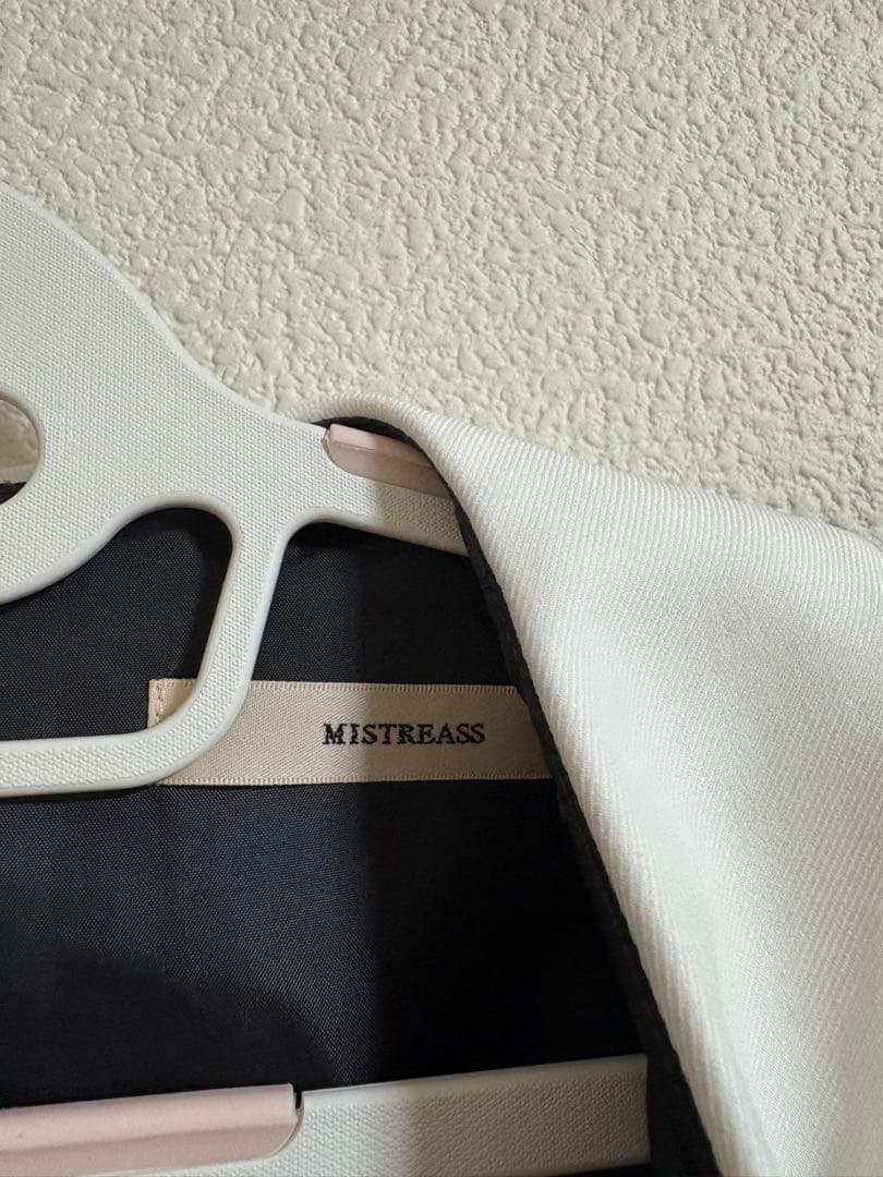 ミストレアス Side Volume Contrast Collar Dress