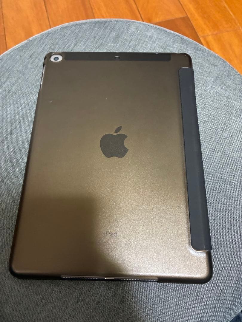 Apple iPad 第5世代 32GB スペースグレイ　カバー付き　充電線付き