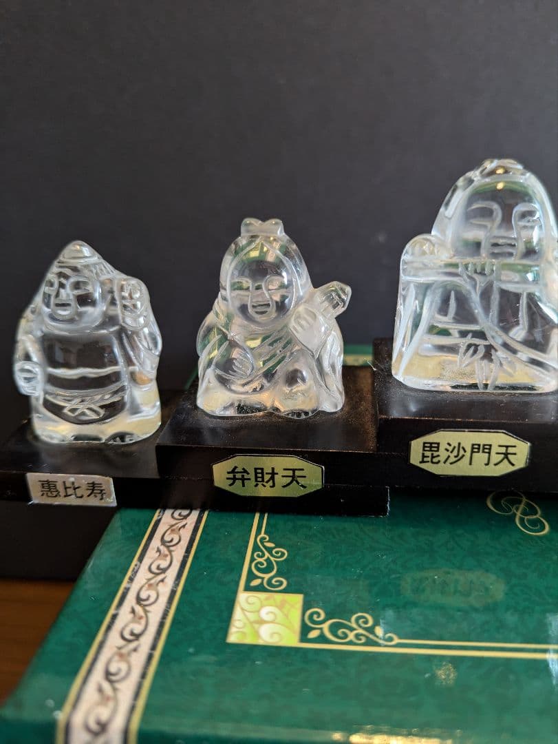 大幅値引きしました‼️　天然水晶手彫り彫刻　七福神　台座付き!!