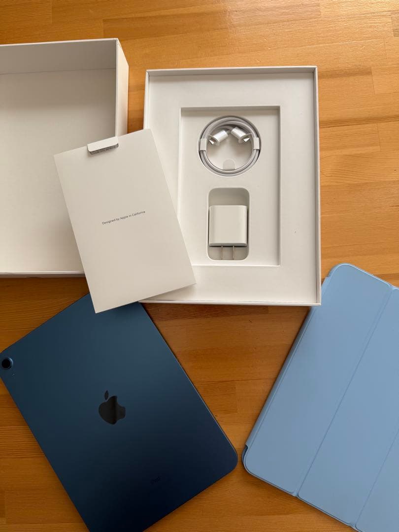 Apple iPad (第10世代) 本体とカバー、箱、フィルム貼り済み。