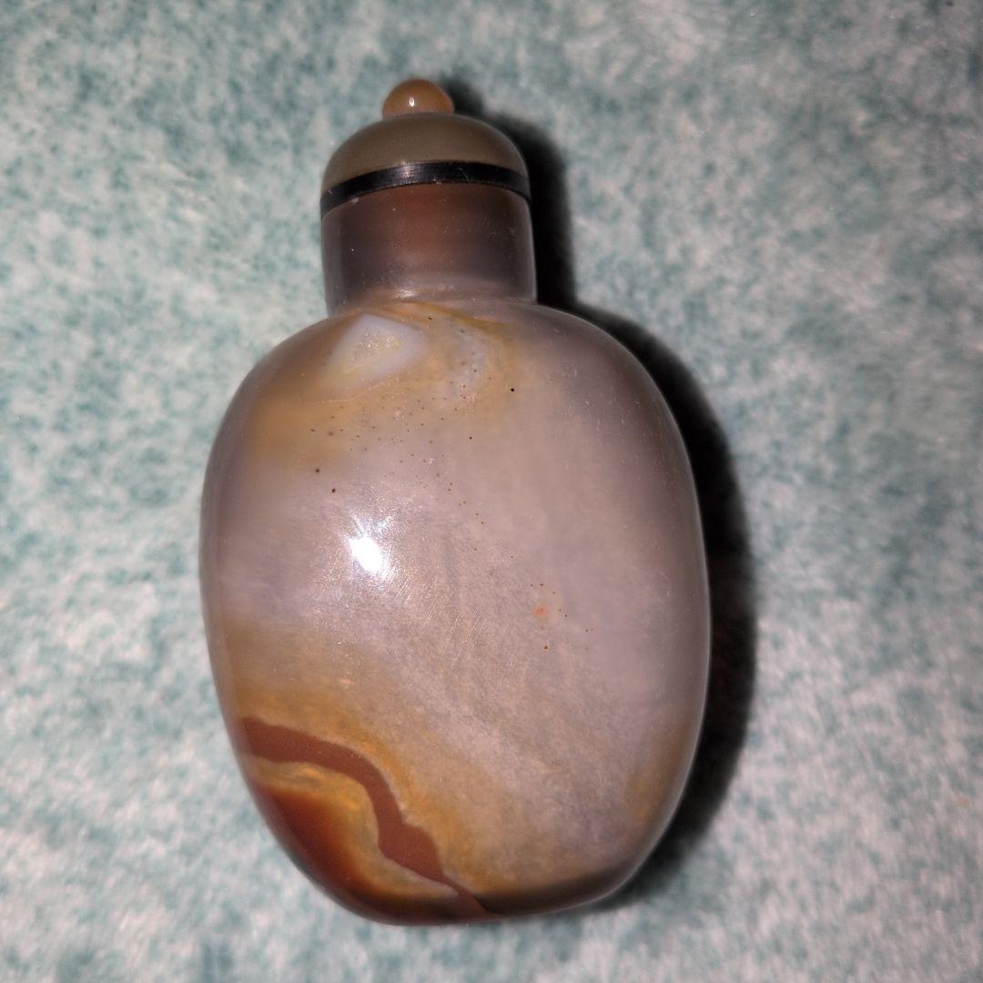 琥珀色の彫刻の鼻煙壺