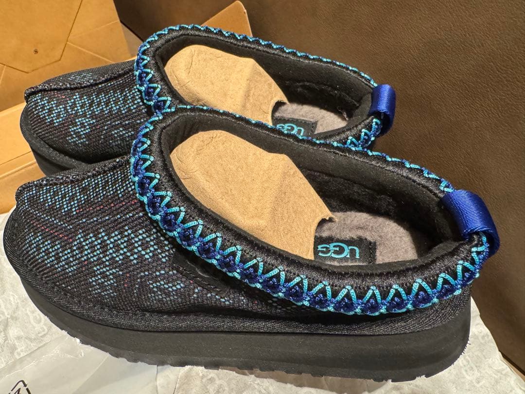 新品未使用☆箱・袋付きUGG ムートンブーツ ブラック/ブルー 編み込み