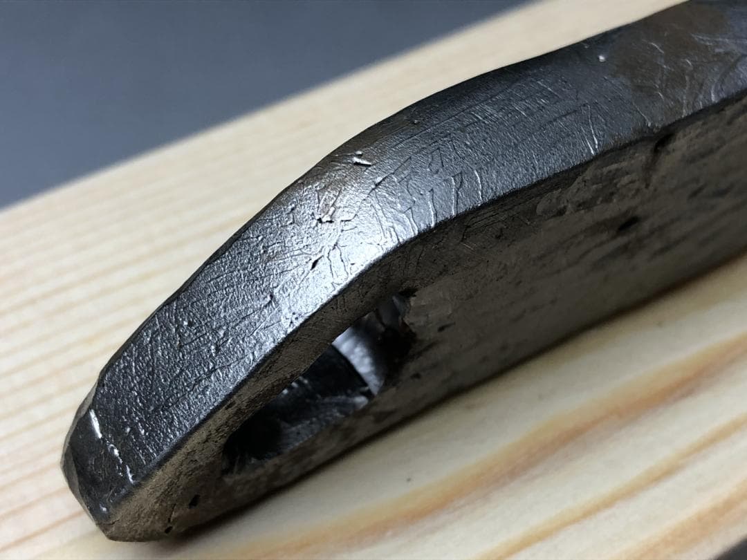 ｂ*ｂ様 アルタイ隕石　 鉄隕石　メテオライト　模造刀　重さ約152ｇ 共箱