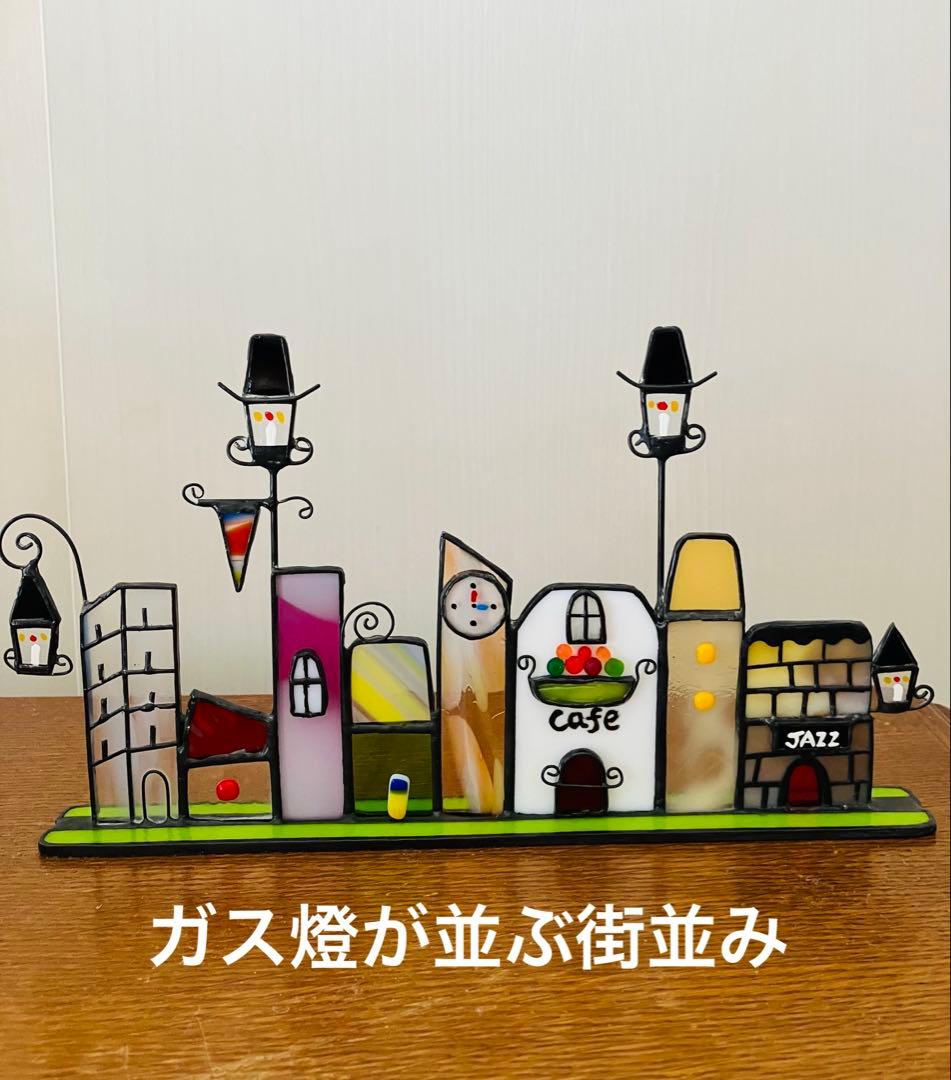 ステンドグラス　ガス燈が並ぶ街並み＆雪の街並み