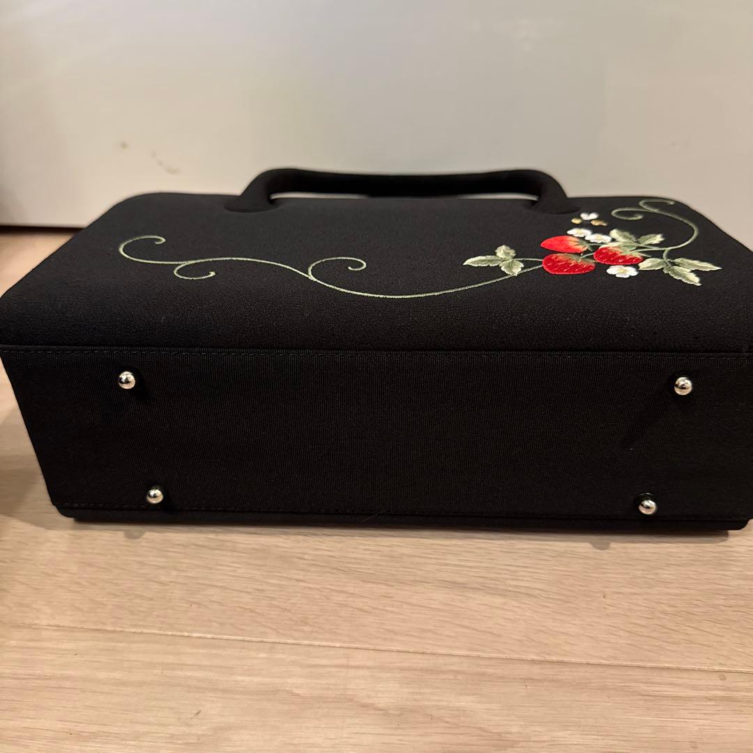苺と蜂の刺繍　黒　和装用利休バッグ