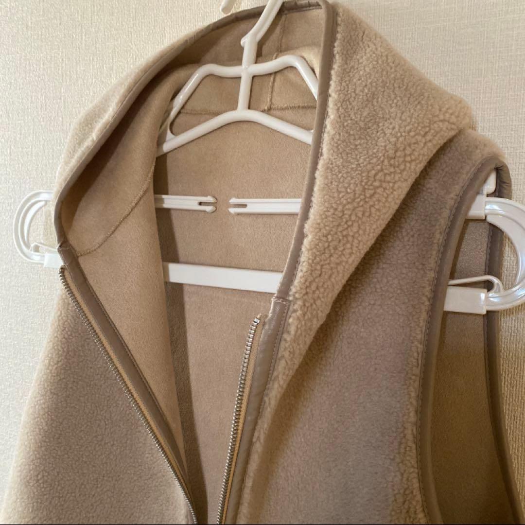 新品【Whim Gazette】ボアフードロングジレ　ライトベージュ！Fサイズ