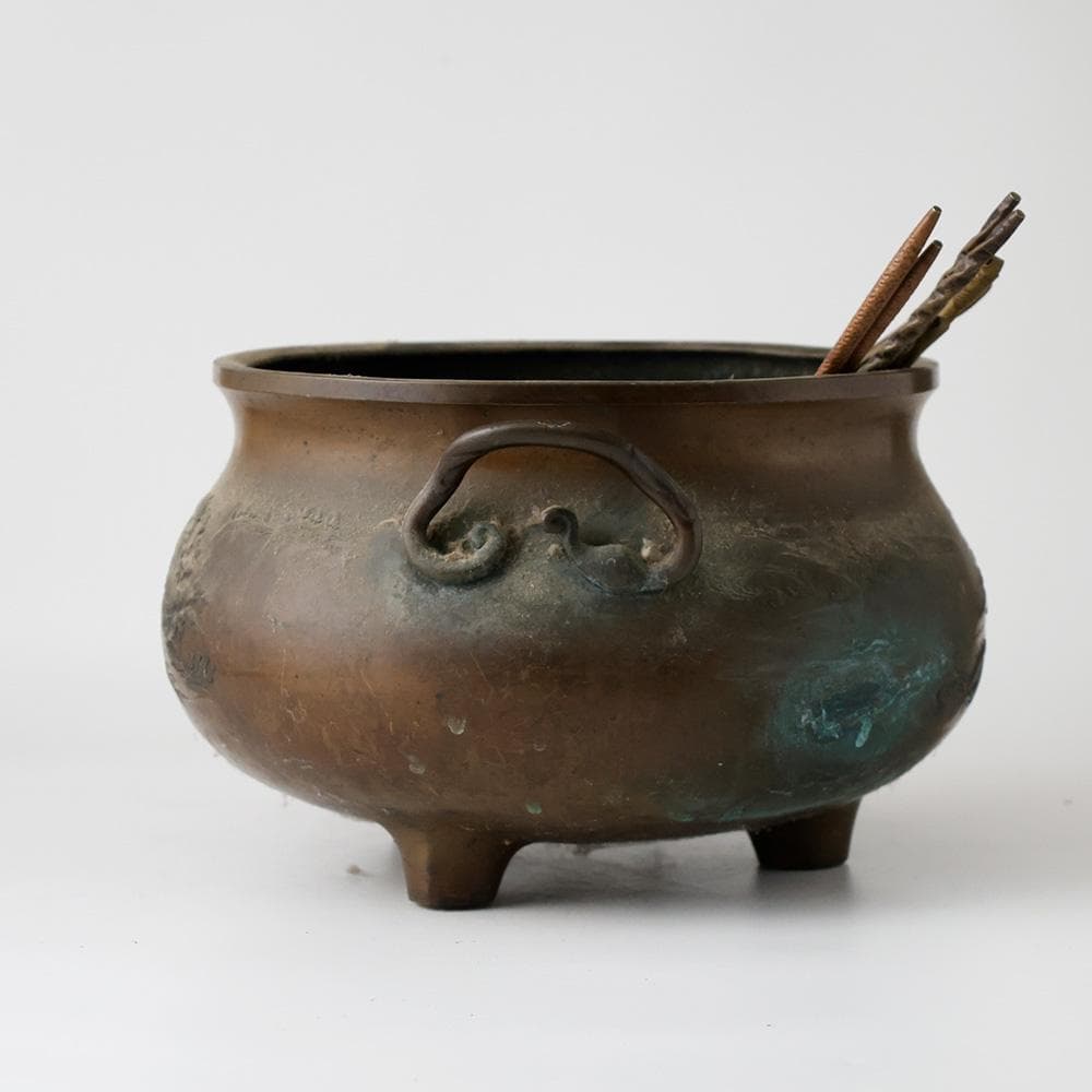 時代年代物 古銅 三つ足 火鉢 瓶掛 盛上 山水楼閣 青海波 図 五徳 火箸