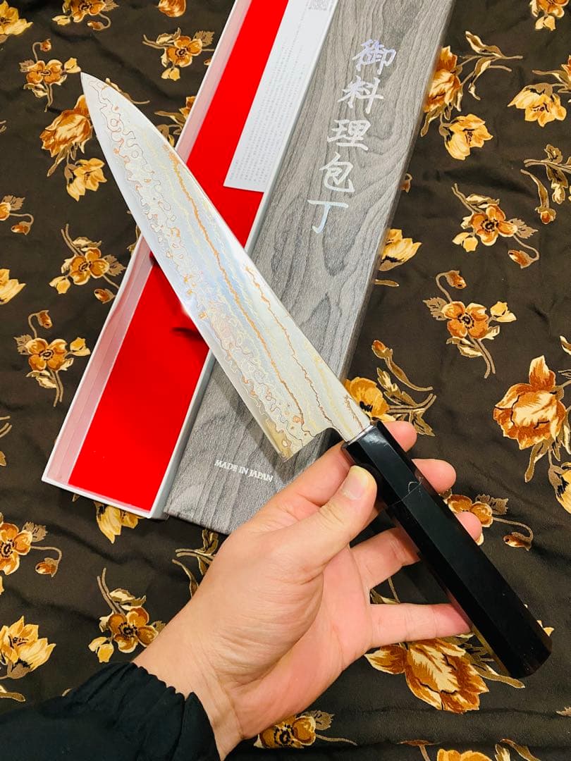 牛刀210mm HATSUKOKORO初心 青二鋼 有色ダマスカス 黒檀八角柄