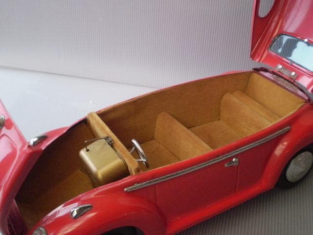 古いブリキのオルゴール ワーゲンビートル。レトロモダン。昭和。ビンテージ。