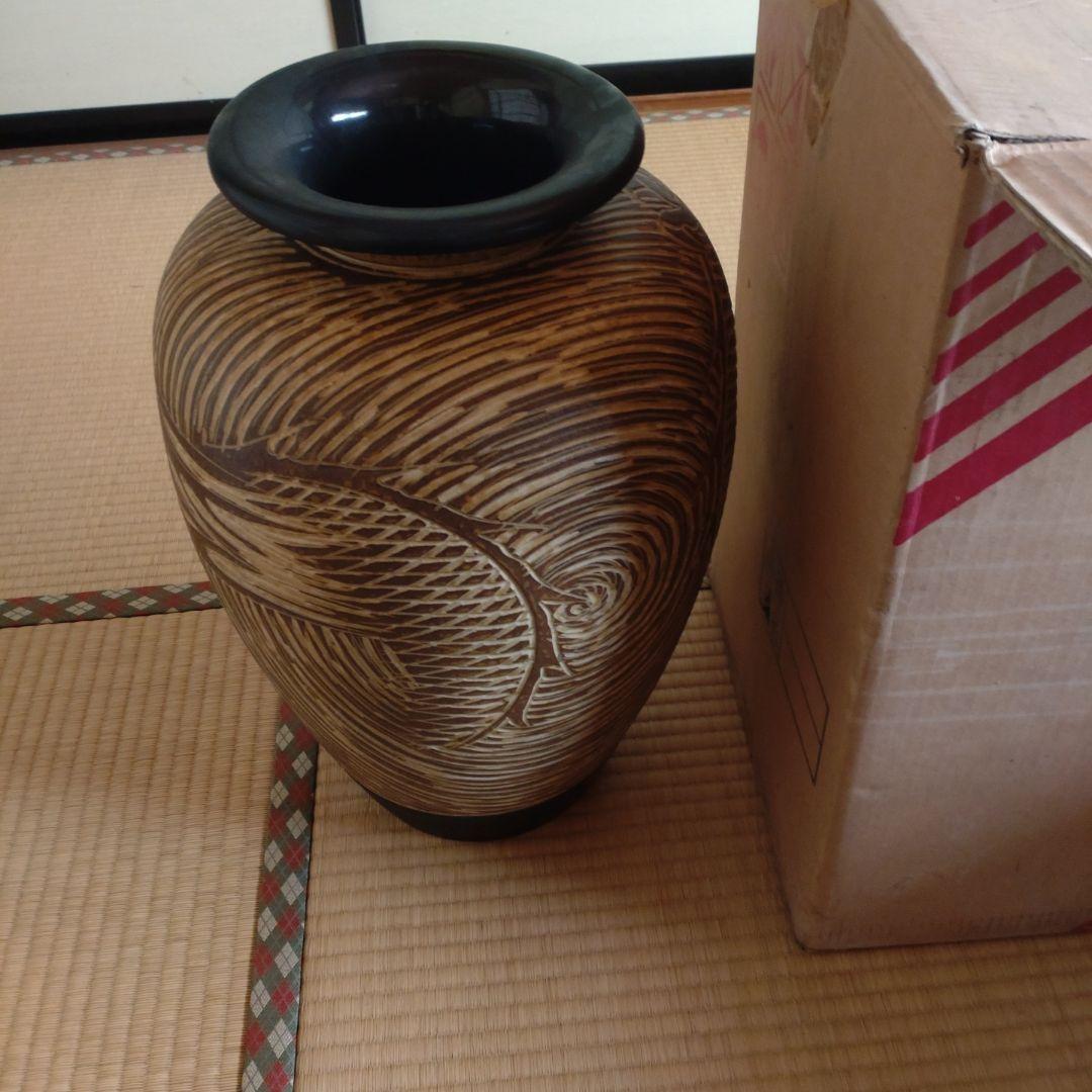 手彫り模様の陶器花瓶 中型