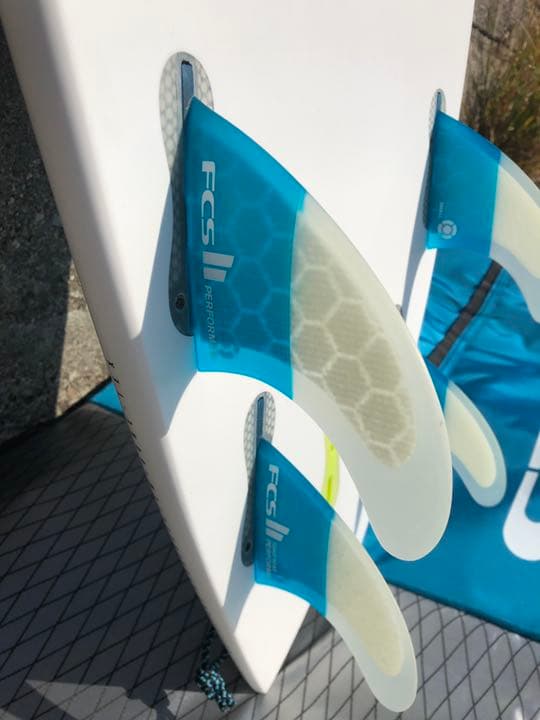 ほぼ新品ジャスティスサーフボードDIVA5プラグ+FCS2フィン+FCSケース