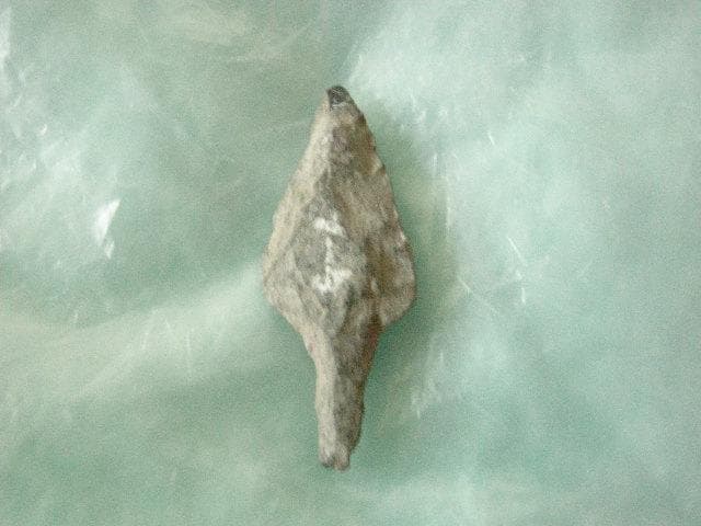 何千年も前の鏃　　サヌカイト製