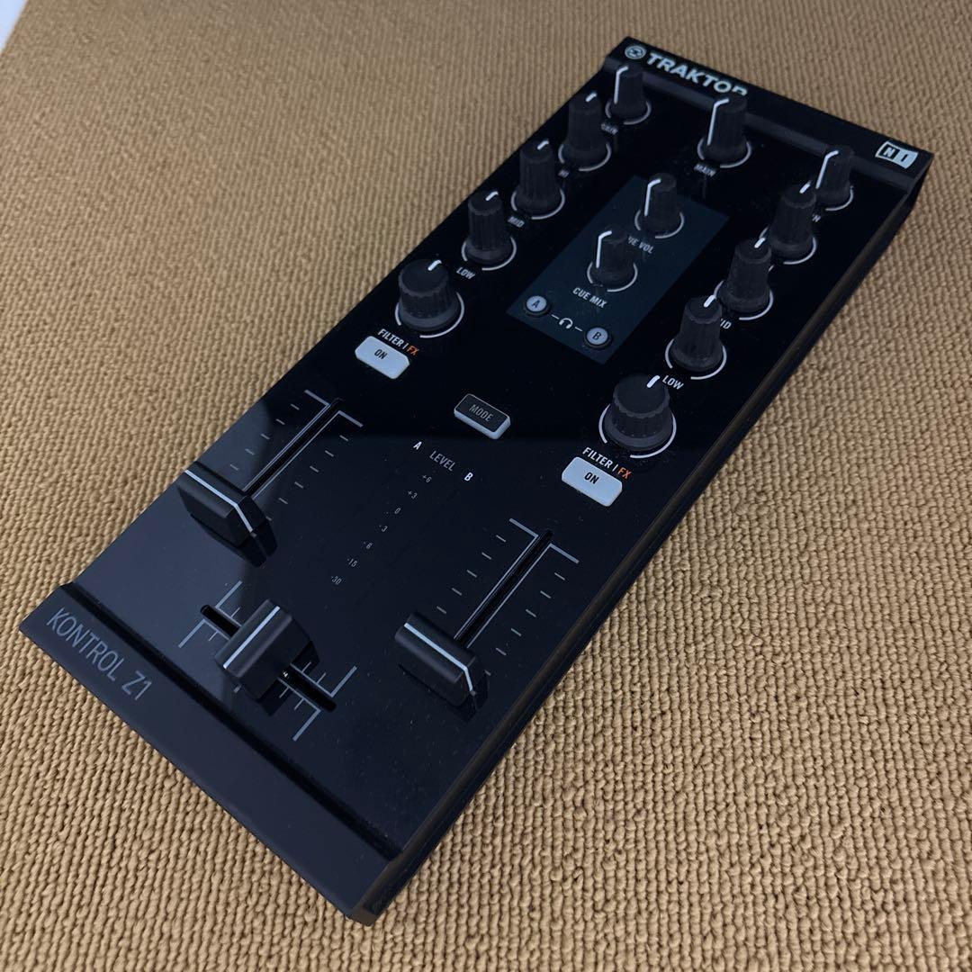 TRAKTOR KONTROL Z1 ミキシング・コントローラー