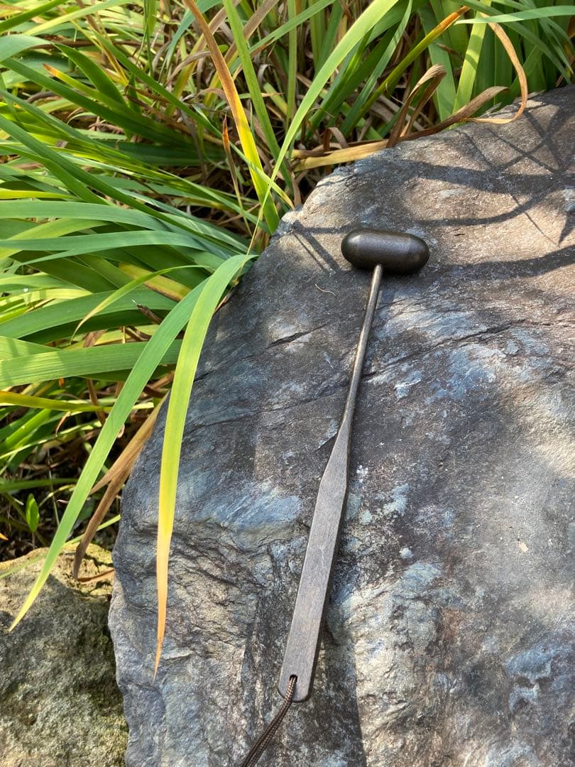 打楽器と棒　スティック　味わい深いヴィンテージ品　黒色　楽器職人さんの手仕事品