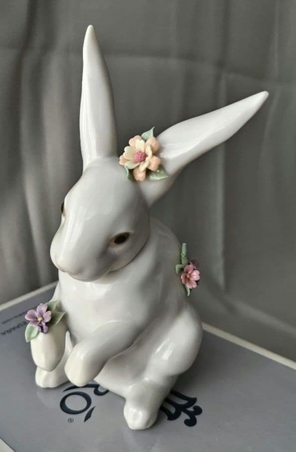 ❷リヤドロ 花飾りの白うさぎ 後ろ脚立ち 置物 インテリア ヴィンテージ
