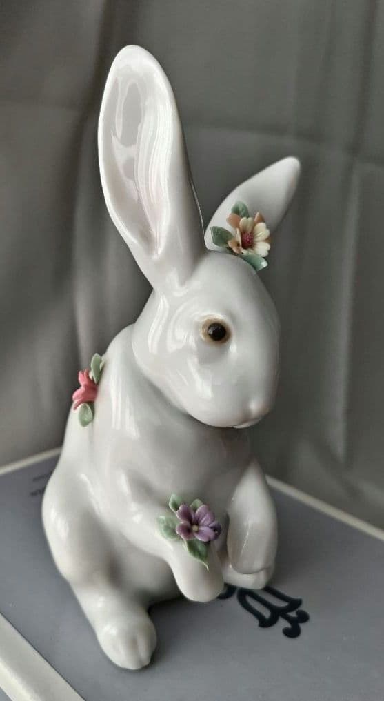 ❷リヤドロ 花飾りの白うさぎ 後ろ脚立ち 置物 インテリア ヴィンテージ