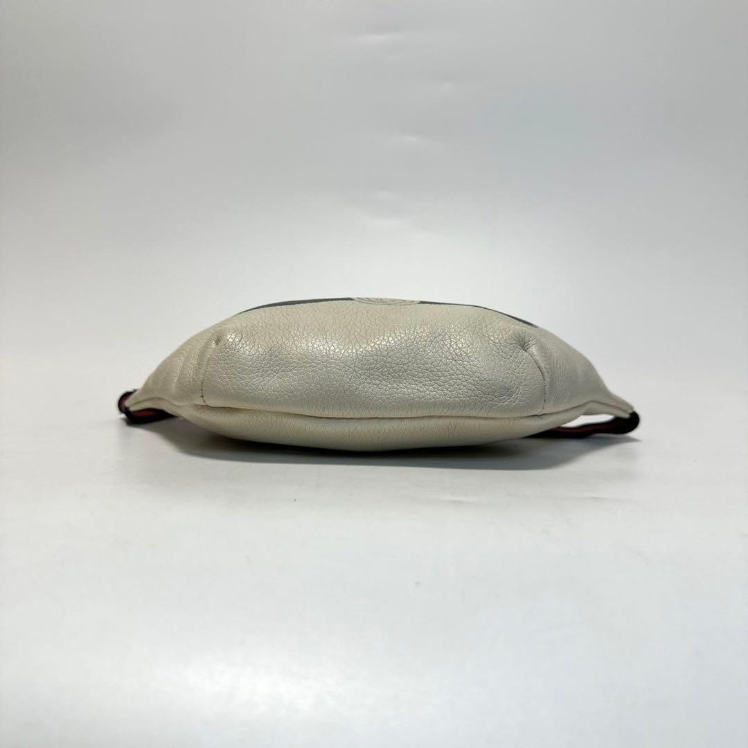 o22【美品】グッチ　ロゴプリント　レザー　シェリーライン　ボディバッグ