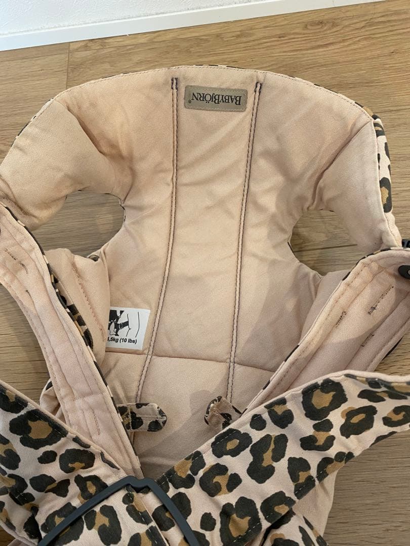 美品✨BABYBJÖRN ベビーキャリアミニ ヒョウ柄　1歳まで　最大11kg