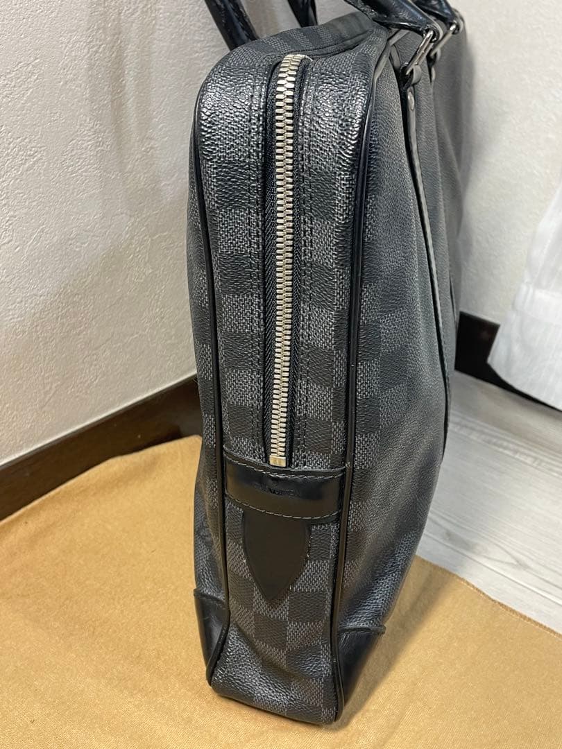 LOUIS VUITTONダミエ グラフィット ポルトドキュマン ヴォワヤージュ