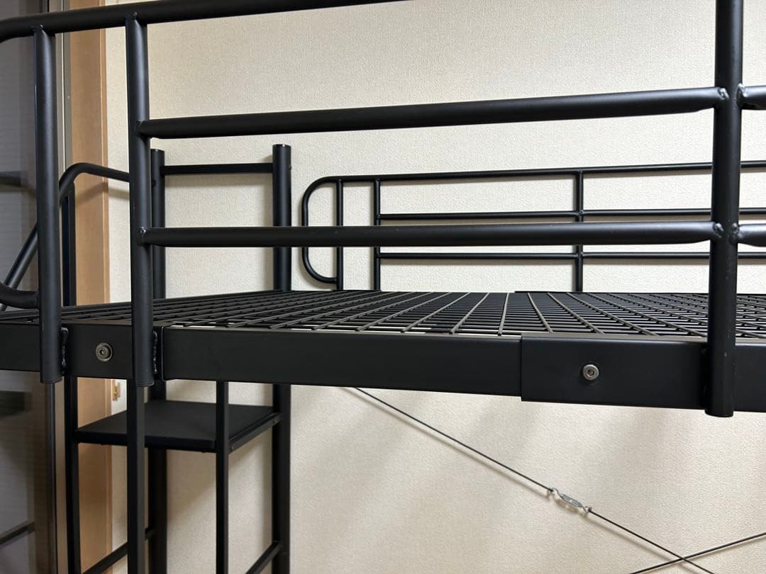 【おさる】黒のスチール製ロフトベッド／デスク下収納・はしご階段付き