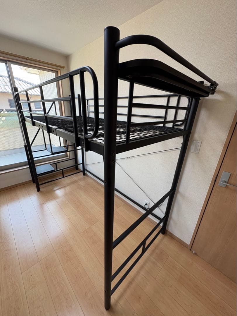 【おさる】黒のスチール製ロフトベッド／デスク下収納・はしご階段付き