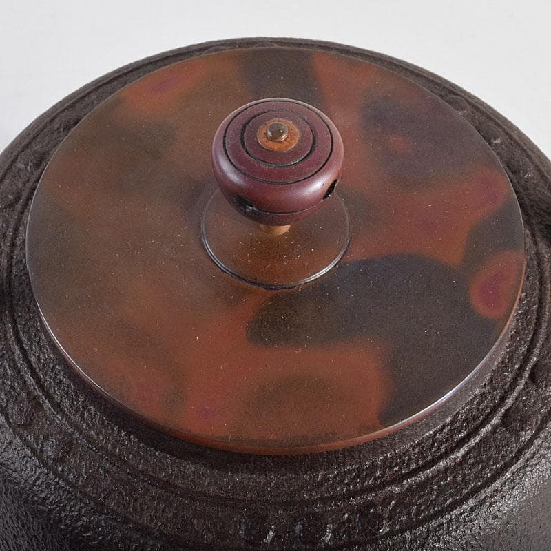 釜師　菊地政光作　万代屋　斑紫銅蓋　鋲打文　鉄瓶　鉄釜　共箱　D　R9420B