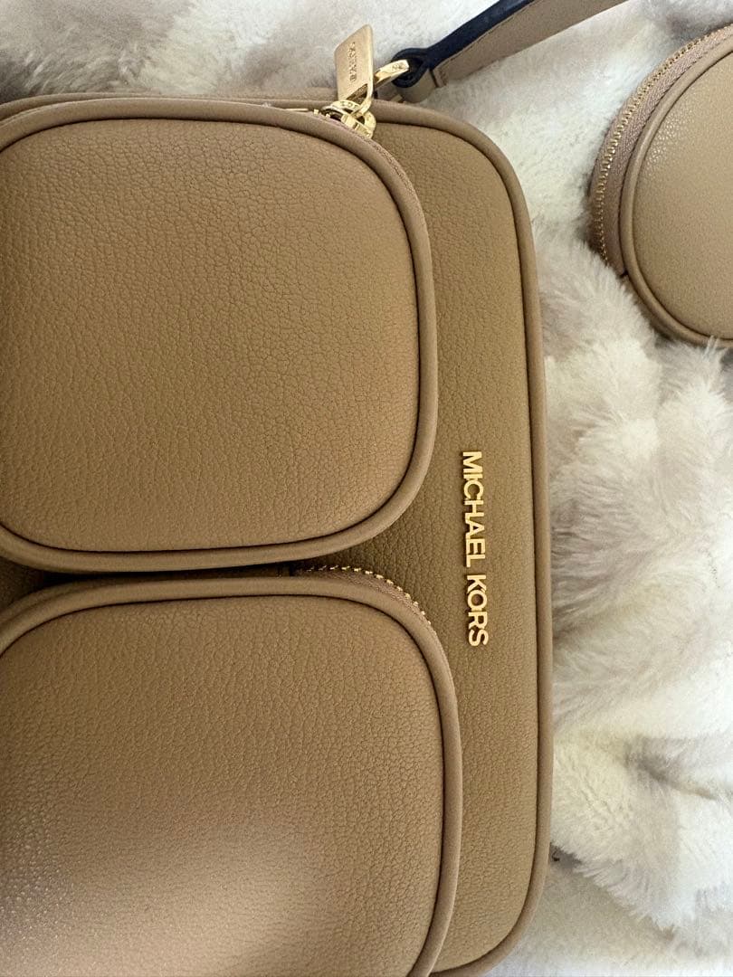 JET SET ITEM クロスボディ ウィズ テックアタッチ ミディアム